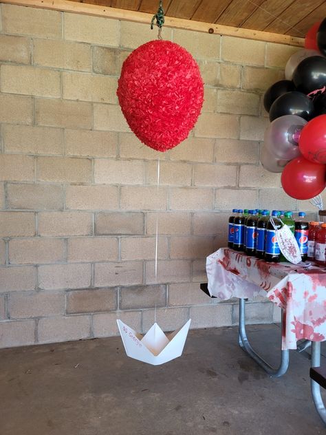 Horror Movies Theme Party, Scary Movie Halloween Decorations, Horror Movies Decor, Pennywise Party Decorations, Pennywise Themed Party, It Birthday Party Stephen Kings, It Party Ideas Pennywise, Horror Centerpieces, Pennywise Party Ideas