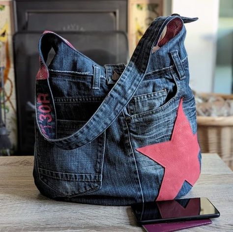 Large Recycled Denim Shoulder Bag with Leather Star Motif #bagmadefromjeanssewingpatterns #handmadejeansbagsewingpatterns #jeansbagsideassewingpatterns Old Jean Sewing Projects, Recycling Denim, Tas Denim, Altered Clothes, Collage Outfits, Clothes Business, Denim Shoulder Bag, Denim Bags, Star Motif