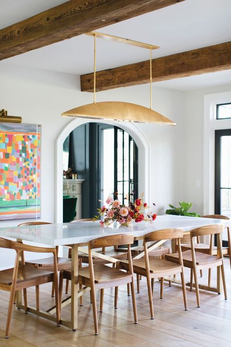 Modern dining room with gold pendant light by Kelly Wearstler on Thou Swell @thouswellblog Dining Room Inspiration, Farmhouse Dining Room, Farmhouse Style House, Decor Minimalist, Modern Farmhouse Style, Farmhouse Dining, White Table, Dining Room Lighting, Modern Dining Room