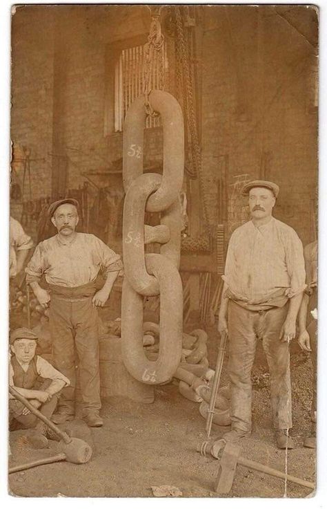 Titanic's anchor Edwardian England, Titanic Facts, Titanic History, Rare Historical Photos, Bottom Of The Ocean, Merchant Navy, Neuschwanstein Castle, Heavy Industry, Rms Titanic