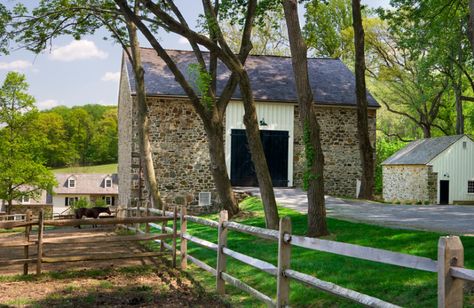 Farm Exterior, Kentucky Derby Decor, Bank Barn, Split Rail Fence, Rustic Landscape, Rustic Fence, Cheap Fence, Farmhouse Landscaping, Rail Fence