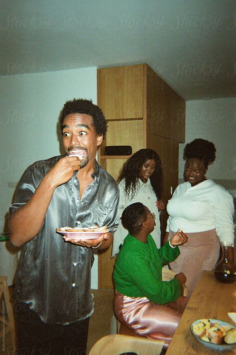 Analog shot of group of friends having Christmas dinner party together at home, eating, toasting and drinking wine. Shot with disposable camera Dinner Flash Photography, Christmas Dinner Family Photography, Art Dinner Party, Eating Toast Pose, Eating Dinner Aesthetic, Flash Party Photography, High Contrast Food Photography, Christmas Friend Party, Christmas Wine Photography