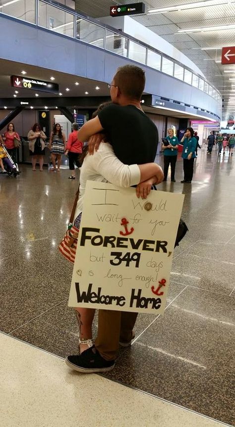 Welcome Back Surprise Ideas, Welcome Home Boyfriend, Welcome Home Surprise, Airport Welcome Signs, Welcome Back Gifts, Photoshopped Pictures, Deployment Homecoming, Welcome Home Decorations, Funny Airport Signs