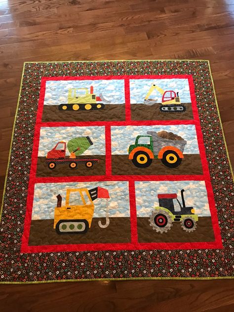 Aunt Polly's Porch: Boys and their trucks... Baby Boy Quilts Ideas, Quilted Playmat, Toddler Boy Quilts, Free Quilt Patterns Printables, Tractor Quilt, Crib Quilt Pattern, Kid Quilts Patterns, Baby Sewing Patterns Free, Car Quilt