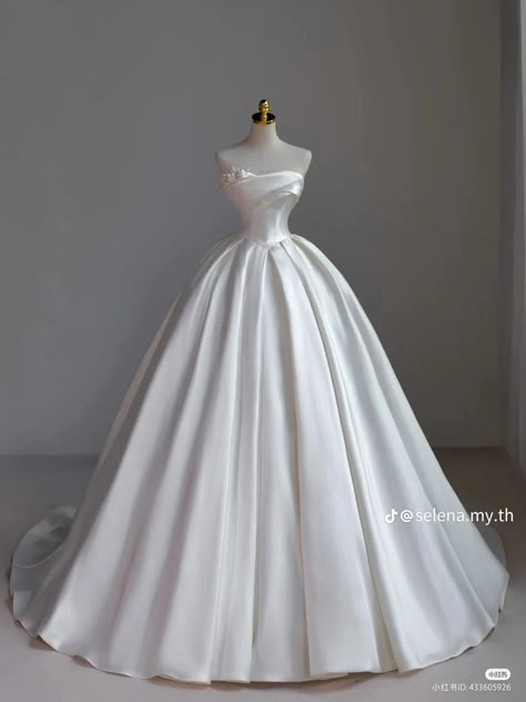 Dior Bridal Dress, Silk Ballgown Wedding Dress, Dior Wedding Dresses, Fluffy Wedding Dress, Queen Wedding Dress, Wedding Dress Bustle, Princess Bridal Gown, White Ball Gowns, Pretty Wedding Dresses