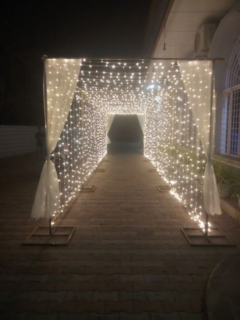 Out Doors Wedding Ideas, Grand March Entrance Ideas Prom, Quince Entrance Ideas, Prom Decoration Ideas, Prom Centerpieces, Stage Decorations Wedding, Wedding Entrance Decoration, Light Arch, Entrance Decoration