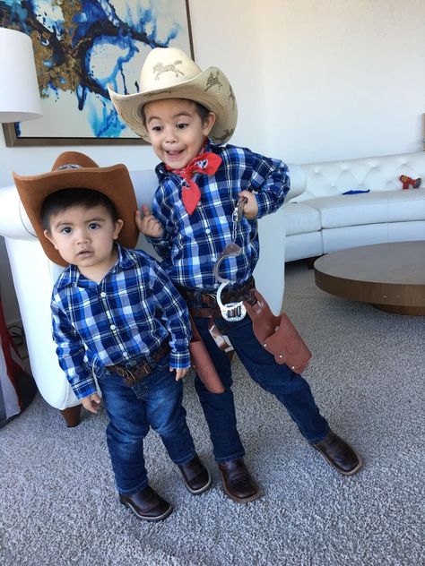 Little cowboys rodeo houston Cowboy Outfits For Boys, Cowboy Costume Kids, Boys Cowboy Costume, Diy Cowboy Costume, Cowgirl Costume Kids, Wild West Fancy Dress, Montessori Mom, Cowboy Baby Clothes, Cowboy Halloween Costume