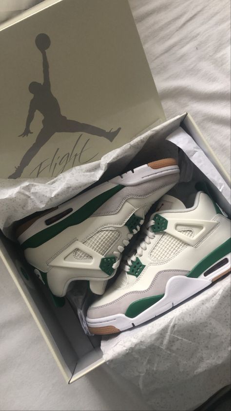 Sneaker Website, Shoe Room, Nike Off White, Jacquemus Bag, Trendy Shoes Sneakers, Pretty Shoes Sneakers, Kicks Shoes, Jordan Shoes Retro, Jordan 4s