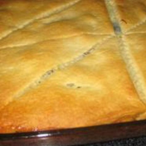 Upside-Down Pizza... I grew up eating this. Beef Pot Pie Recipe, Upside Down Pizza, Pot Pie Recipe Easy, Recipes Using Crescent Rolls, Beef Pot Pie, Beef Pot Pies, Crescent Recipes, Savory Pies, Crescent Roll Recipes