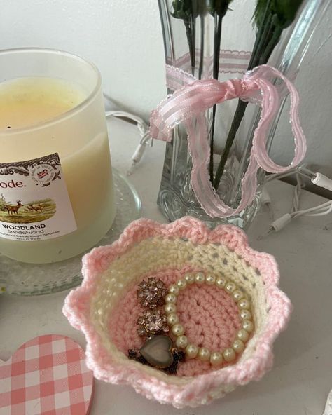 Crochet Gift Ideas For Mum, Crochet Bracelet Holder, Crochet Gift For Sister, Cute Crochet Decor, Crochet Room Accessories, Crochet Jewelry Dish, Crochet Jewellery Holder, Crochet Pink Ideas, Crochet Room Ideas