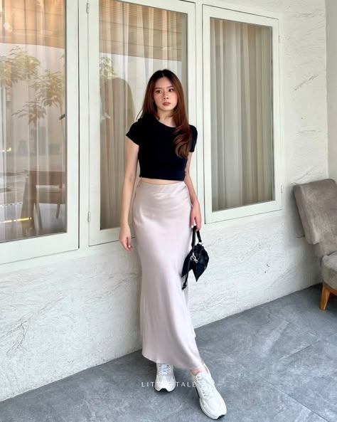 Ootd Rok Satin, Silk Satin Skirt Outfit, Vietnam Fits, Satin Skirt Outfit Classy, Satin Midi Skirt Outfit, Satin Skirt Outfit, Office Fits, Korean Skirt, Satin Maxi Skirt