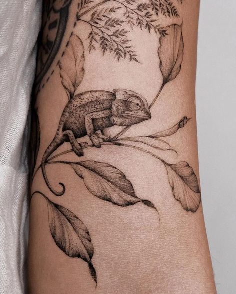 Fine Tattoo Ideas, Back Art Tattoo, Chameleon Tattoos, Botanical Back Tattoo, Unique Cat Tattoo, Oasis Tattoo, Tattoo Leaves, Animal Tatoos, Cool Tattoo Designs