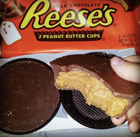 Reeses Aesthetic, Food For Special Event, Reeses Cups, Junk Food Snacks, Yummy Comfort Food, Reeses Peanut Butter, Food Drinks Dessert, Dessert Lover, Candy Bars