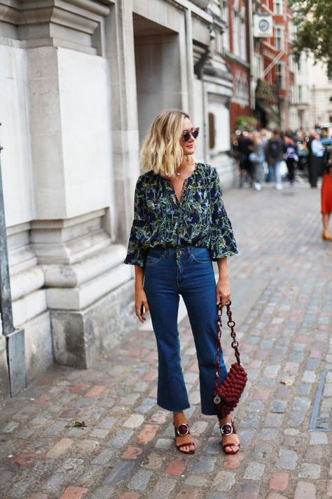 5 Easy Breezy Ways To Style A Boho Blouse Cropped Flare Jeans Outfit, Cropped Jeans Outfit, Flare Jeans Outfit, Jeans Street Style, Kick Flare Jeans, Paris Mode, Jean Flare, Outfit Jeans, Cropped Flare Jeans