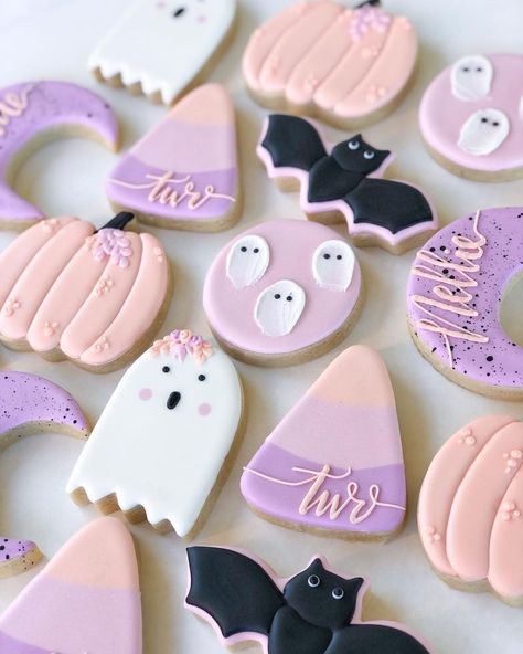 Kristin Kiley on Instagram: “Last Halloween cookie post of the season 😢 So glad it’s a pastel theme and a good excuse to finally try the trendy palette knife ghosties!…” Groovy Ghost Cookies, Pastel Halloween Cookies, Halloween Birthday Cookies, Halloween Cookie Designs, Ghost Sugar Cookies, Cookie Techniques, Professional Cakes, Sugar Cookie Cakes, 9 Birthday