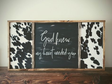 Signs For Living Room Wall, Western Signs For Bedroom, Western Home Decor Cricut, Cow Print Wall Decor, Cozy Western Living Room, Western Signs And Sayings, Western Cricut Projects, Western Farmhouse Kitchen, Western Theme Living Room