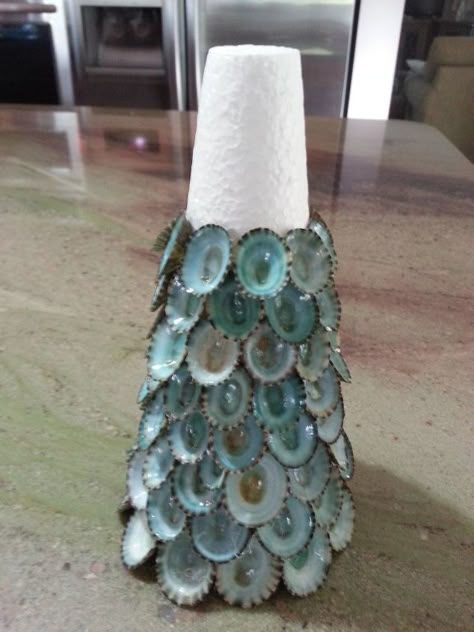 Sea Shell Christmas Tree Diy, Shell Trees Diy, Sea Shell Tree, Shell Trees Coastal Christmas, Limpet Shell Crafts, Florida Christmas Decorations, Sea Shell Christmas Tree, Shell Trees, Christmas Tree Vase