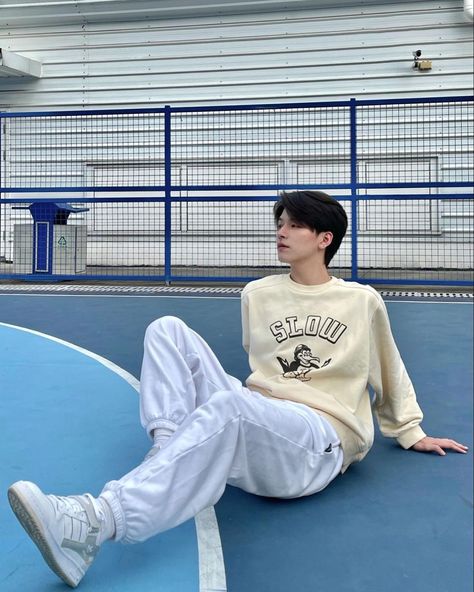 Guy Sitting Poses, Guy Sitting On Floor, Sit Pose, Photography Figure, Guy Sitting, Boy Port, Style Boy, Song Wei Long, Male Pose Reference