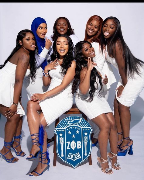 Zeta Photoshoot Ideas, D9 Sorority Photoshoot, Sorority Group Photos, Zeta Phi Beta Photoshoot, Eboard Photoshoot, Group Graduation Pictures, Sorority Graduation, Alpha Group, Sorority Photoshoot