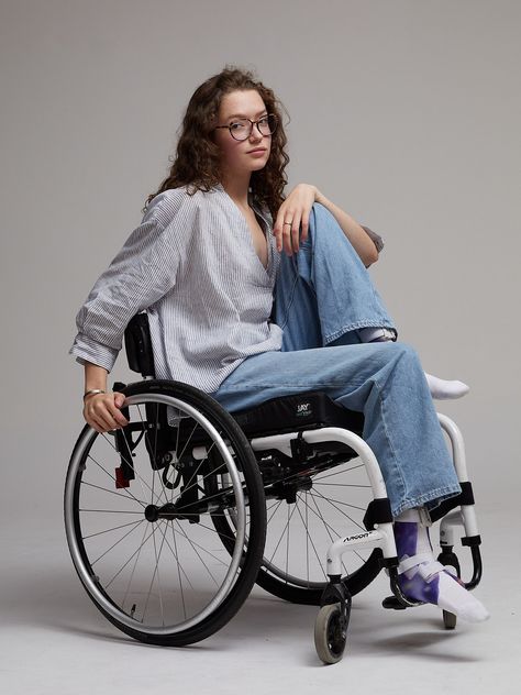 Alice D Wheelchair Fashion Woman Clothes, Wheelchair Reference, Wheelchair Poses, Wheelchair Outfits, Disabled Models, Girl In Wheelchair, Wheelchair Fashion, Wheelchair Women, Manual Wheelchair