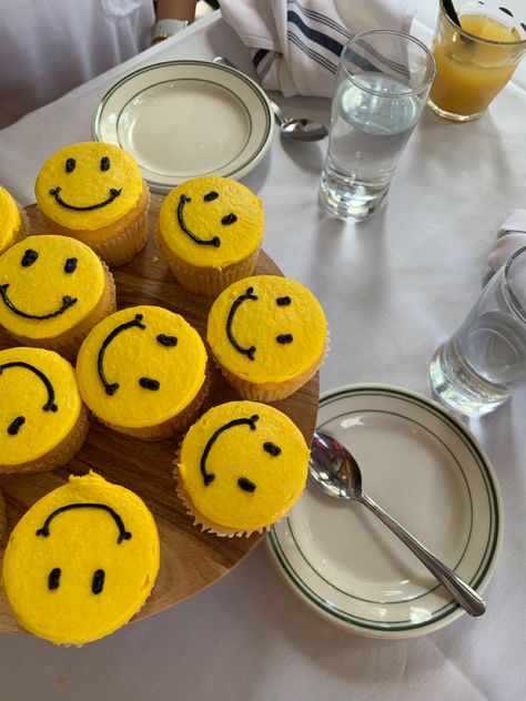 Smiley Cupcakes, Cute Baking, Pretty Birthday Cakes, Cute Birthday Cakes, Just Cakes, Smiley Faces, Cute Desserts, All Love, Pretty Cakes