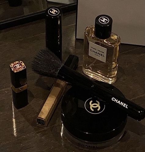 Patchouli Perfume, Chanel Aesthetic, Chanel Perfume, Chanel Beauty, Chanel Makeup, Dark Feminine Aesthetic, Luxury Aesthetic, Classy Aesthetic, Luxury Makeup