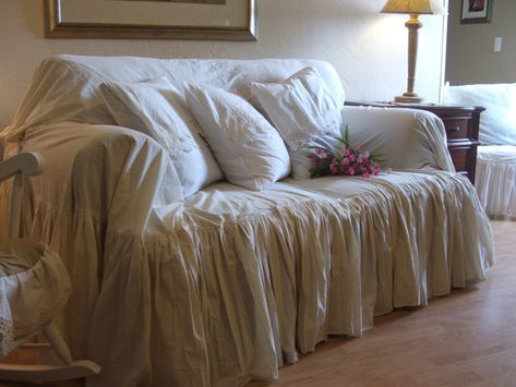 love seat slipcover throw Shabby Chic Couch, White Slipcover Sofa, Camera Shabby Chic, Rideaux Shabby Chic, Shabby Chic Sofa, Chic Sofa, Shabby Chic Curtains, Shabby Chic Living, Shabby Chic Living Room