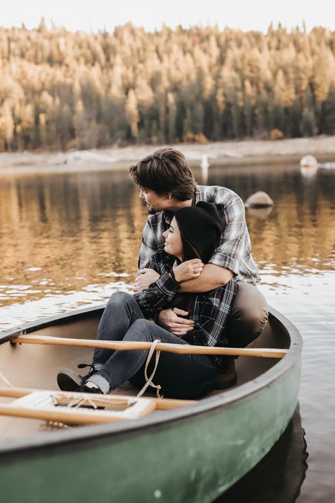 Canoe Photoshoot, Canoe Pictures, Beautiful Places Around The World, Boat Photoshoot, Honeymoon Inspiration, Lake Photoshoot, Pre Wedding Photoshoot Outfit, Italy Honeymoon, Honeymoon Photos