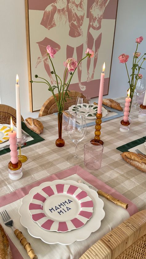 Dining Table Girly, Fun Table Decor, Cute Dinner Set Up, Girly Brunch Aesthetic, Gen Z Kitchen Decor, Colorful Tablescapes Wedding, Cute Table Set Up, Funky Tablescape, Girly Tablescape