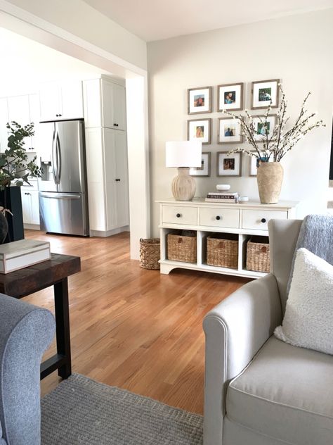 Honey Oak Living Room Furniture, Family Room With Light Wood Floors, White Living Room Wood Floors, Light Hardwood Living Room, Light Wood Floors Color Schemes, Oak Wood Home Decor, Living Room Medium Wood Floor, Bright Wood Floors Living Rooms, Oak Wood Floor Living Room Ideas