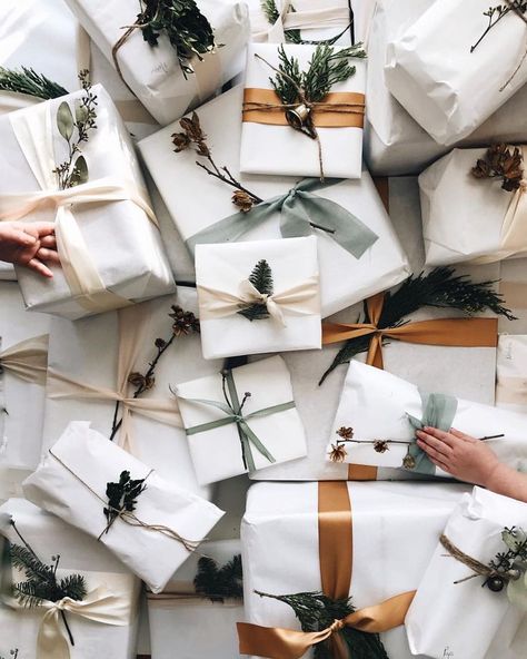 Love this simple, white wrapping paper. Wrapped Presents, Cadeau Photo, Diy Gift Wrapping, Minimalist Christmas, Wrapping Ideas, Noel Christmas, Christmas Mood, Holiday Inspiration, Christmas Gift Wrapping