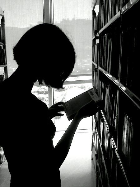 Women Reading, Woman Reading, Girl Reading, Black And White Pictures, Character Aesthetic, I Love Books, Favorite Pins, Book Photography, Book Aesthetic