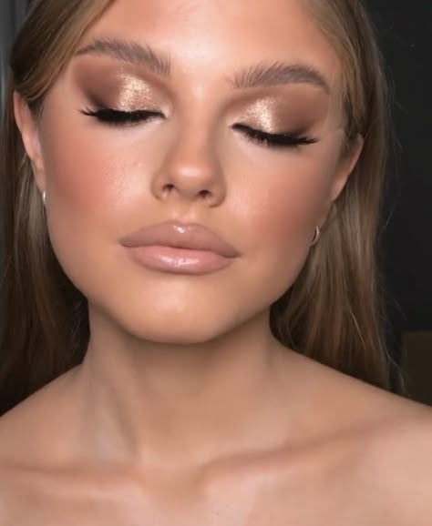 Makeup For Gold Outfit, Gold Outfit Makeup, Gold Glowy Makeup, Natural Gold Eye Makeup, Glam Makeup Gold, Gold Makeup Looks For Prom, Natural Gold Makeup, Soft Gold Makeup, Bridal Makeup Gold