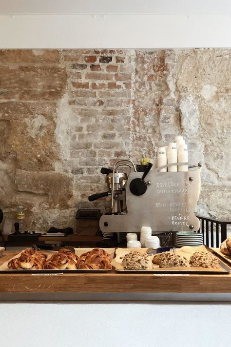 Parisian Breakfast, Boutique Patisserie, Bakery Shop Design, Paris Breakfast, Bakery Interior, Small Bakery, Bakery Design Interior, Italian Bakery, Bread Shop