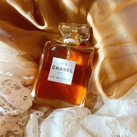 Chanel Wallpapers, Perfume Chanel, Parfum Chanel, Chanel N° 5, Perfume Ad, Chanel No 5, Chanel Designer, Designer Art, Best Perfume