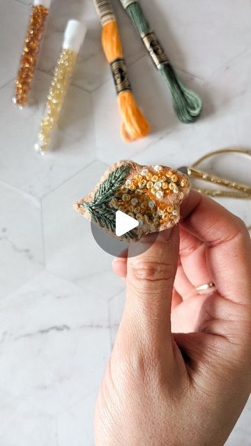 Olga Uhry | Broderie 🌱 on Instagram: "Aujourd'hui je vous partage un tutoriel pour réaliser une broche Mimosa en feutrine brodée à la main très simple ✨
Pour réaliser la broche Mimosa il vous faut de la feutrine, des fils de broderie (trois nuances de jaune), des perles en verre, et une épingle.
Une fois la broderie terminée decoupez la avec les ciseaux et cousez deux parties ensemble au point de feston. ✨
.
.
.
.
.
.
.
#mimosa #etsyfr #broderie #embroidery #crafty #loisirscreatifs #broderiemoderne #handembroidery #marieclaireidees #crealia #brochevintage
#embroideryart #slowcraft #madeinalsace #mimosaflower #feutrine #feltart" Diy Broches, Broche Diy, Brooch Diy, Mimosa, Brooch Pin, Needlework, Embroidery, Crochet