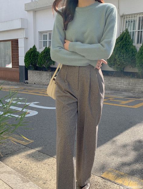 Mute Color Outfits, Korean Ootd Casual, Women Slacks Outfit, Slacks Outfit Casual Street Styles, Summer Mute Outfit, Summer Mute Fashion, Slacks Outfit Casual, Look Office, Outfit Simple