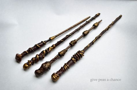 knitting needles ( I think they are more like Harry Potter Wizard Wands than knitting needles) Wand Tutorial, Harry Potter Kostüm, Hp Wedding, Give Peas A Chance, Harry Potter Marathon, Harry Potter Halloween Party, Harry Potter Bday, Harry Potter Party Ideas, Elder Wand