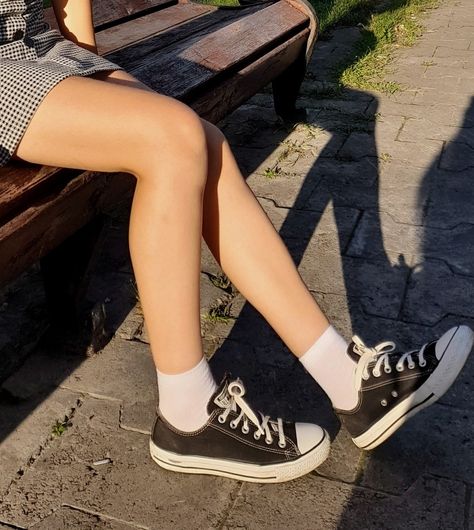 Converse Shoes Womens Outfit, Converse Low Tops Aesthetic, 2000s Converse Outfit, Outfits With Low Top Converse, Low Chucks Outfit, Short Converse Outfit, Low Top Converse Aesthetic, Low Converse Aesthetic, Converse Shoes Outfit Aesthetic