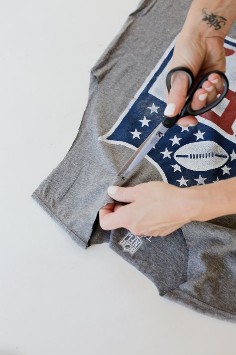 GAME DAY APPAREL // DIY NFL SHIRT | Living With Landyn Nfl Draft Day Outfits, Women’s Football Game Outfit, Diy Football Shirts, Nfl Football Game Outfit, Football Game Outfit Nfl, Nfl Outfit Ideas Woman, Nfl Game Day Outfit Woman, Football Game Outfits For Women, Football Romance