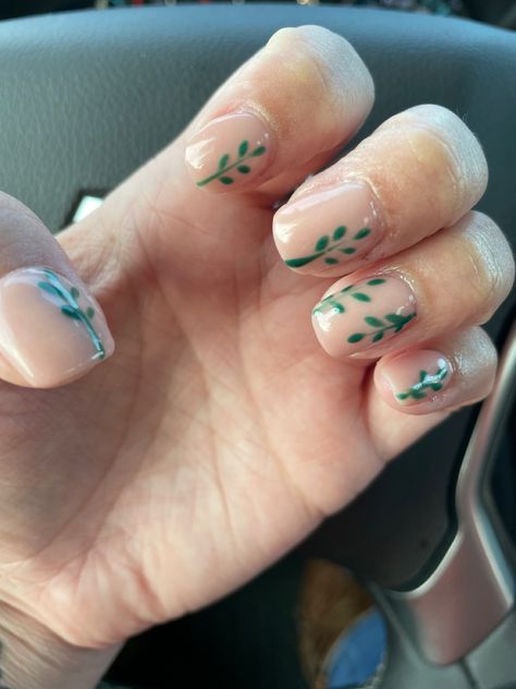 Leafy Nail Art, Simple Leaf Nail Art, Simple Leaf Nails, Short Nail Leaf Designs, Leaf Manicure, Nails Green Leaves, Nails With Leaf Design, Vine Nail Art, Green Leafy Nails