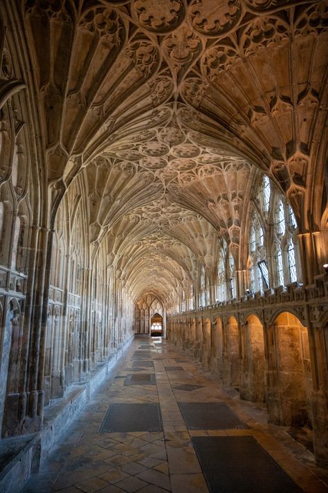 Hogwarts Corridor, Hogwarts Courtyard, Harry Potter Aesthetic Harry, Aesthetic Harry Potter Wallpaper, Castle Corridor, Hogwarts Visuals, Hogwarts Interior, Aesthetic Hogwarts, Hogwarts Shifting