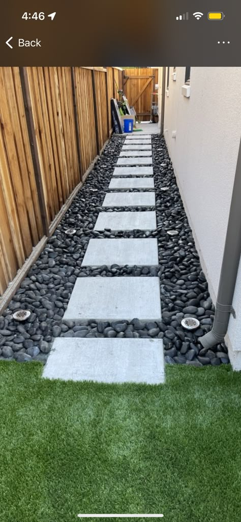 Side Of House Drainage, Front Yard Driveway Landscaping Ideas, Garage Side Landscaping, Smaller Backyard Landscaping, Pet Turf Backyard Ideas, Unused Side Yard Ideas, Decorative Stones Landscaping, Backyard Ideas Simple, Desert Backyard Landscaping