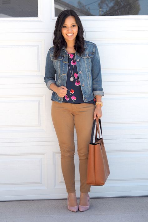 This looks like something I would wear. I never tuck in shirts, and my denim jacket is my over for everything. Of course, I'd ditch the heels though. Khaki Pants Outfit, Wardrobe Building, Casual Denim Jacket, Outfits Dressy, Look Formal, Trendy Skirts, Wardrobe Tips, School Clothes, Womens Business Casual