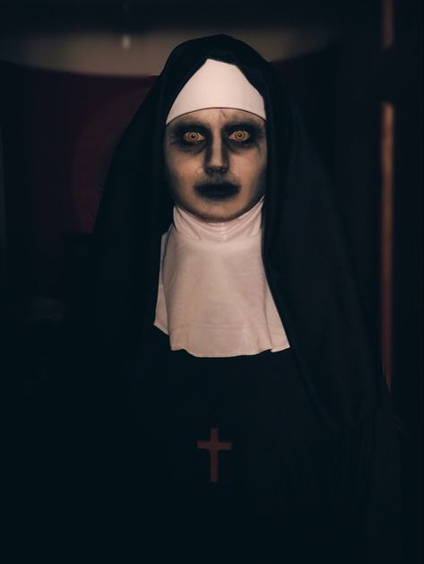 Reagan Exorcist Costume, Scary Nun Makeup, Halloween Diy Scary, Exorcist Costume, Scary Nun, Nun Halloween Costume, Monk Costume, Nun Halloween, Conjuring 2