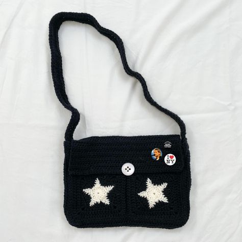 crocheted this adorable bag today Crochet Aesthetic, Mode Crochet, Crochet Design Pattern, Crochet Stars, Crochet Fashion Patterns, Fun Crochet Projects, Diy Crochet Projects, Croquettes, Crochet Accessories