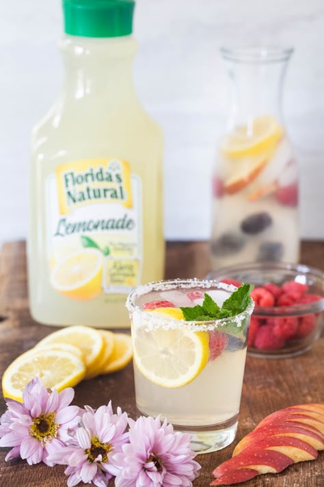 White Wine Lemonade Sangria White Wine Punch Recipes, Lemonade Sangria Recipe, White Wine Drink Recipes, White Wine Drinks, White Wine Cocktail Recipes, Summer White Sangria Recipe, White Wine Punch, Easy Sangria Recipes White, White Summer Sangria