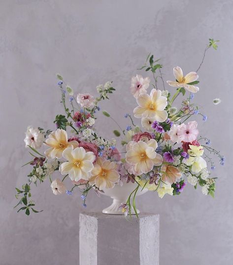 Wildflower Wedding Theme, Sustainable Flowers, Pastel Bouquet, Romantic Wedding Receptions, Large Flower Arrangements, Flower Vase Arrangements, Wedding Floral Centerpieces, Colorful Bouquet, Floral Studio