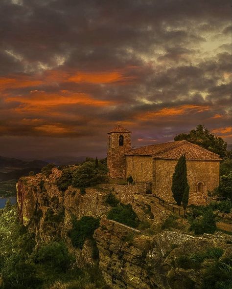 Siurana, Cataluna, Spain .⁠ .⁠ .⁠ Photo by sejoses ⁠.⁠ .⁠ .⁠ #Nature #CasaRural #Travel #RuralTop #catalunya #cataluña #siurana #historia ⁠ ⁠ ⁠ www.ruraltop.es Jessie Burton, Rural Spain, Pretty Cottage, Bread Baker, Monument Valley, Muse, Spain, Cottage, Bread