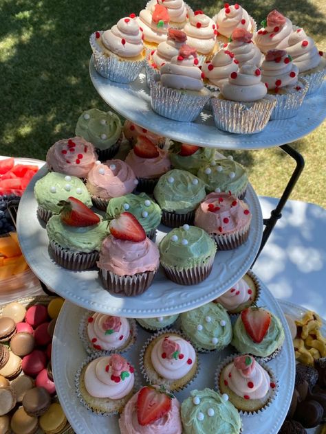 Pink Matcha, Strawberry Picnic, Cupcakes Strawberry, Grad Party Theme, 17. Geburtstag, Cupcakes Pink, Backyard Graduation Party, Graduation Party Planning, Pretty Cupcakes